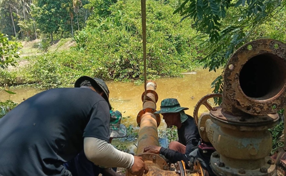 สำนักเครื่องจักรกล ติดตั้งเครื่องสูบน้ำเพิ่มเติม จังหวัดชุมพร ช่วยเหลือพื้นที่การเกษตรที่ประสบภัยแล้ง
